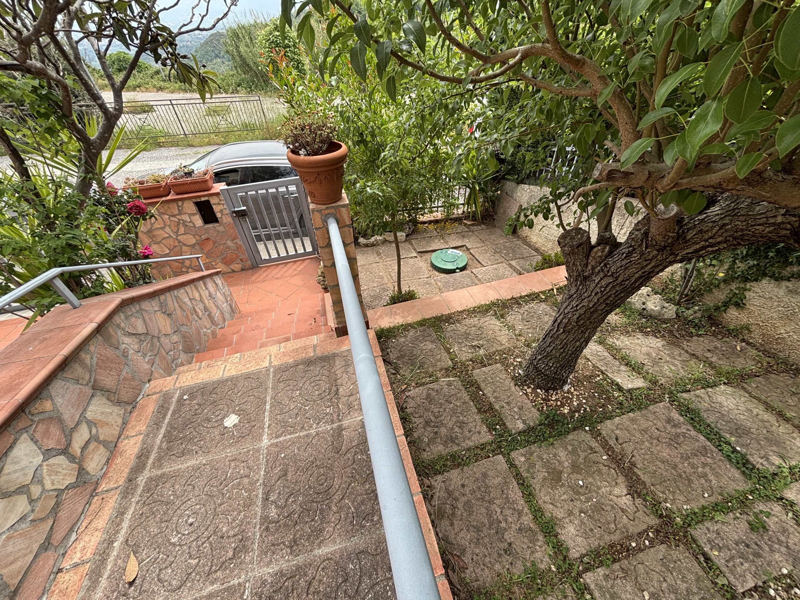 Ampia proprietà, con giardino e arredi di alta qualità