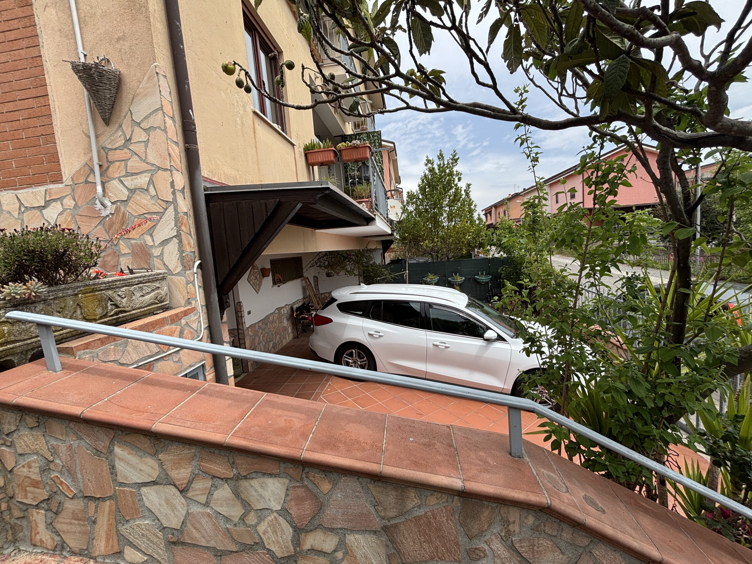 Ampia proprietà, con giardino e arredi di alta qualità