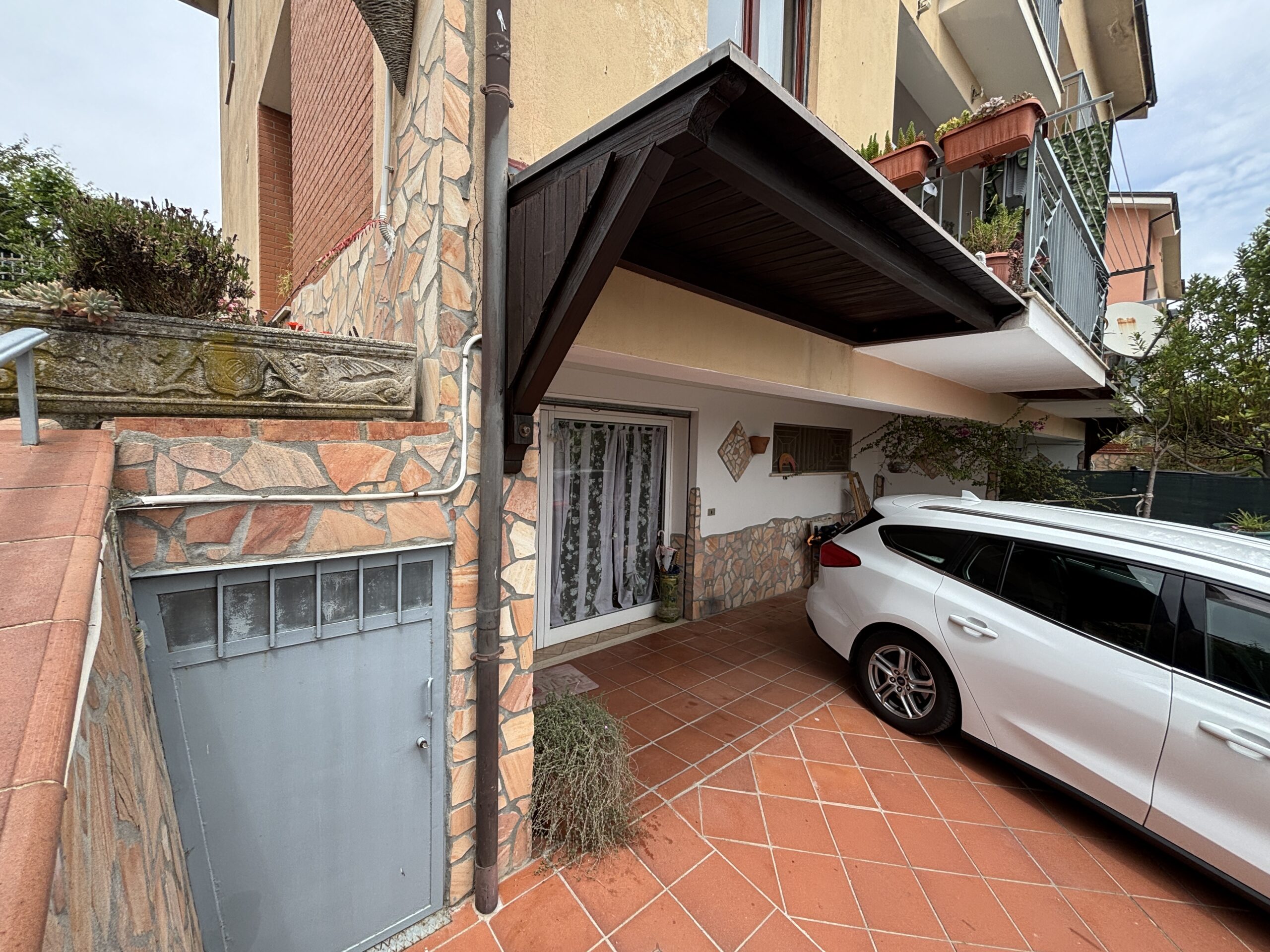 Ampia proprietà, con giardino e arredi di alta qualità