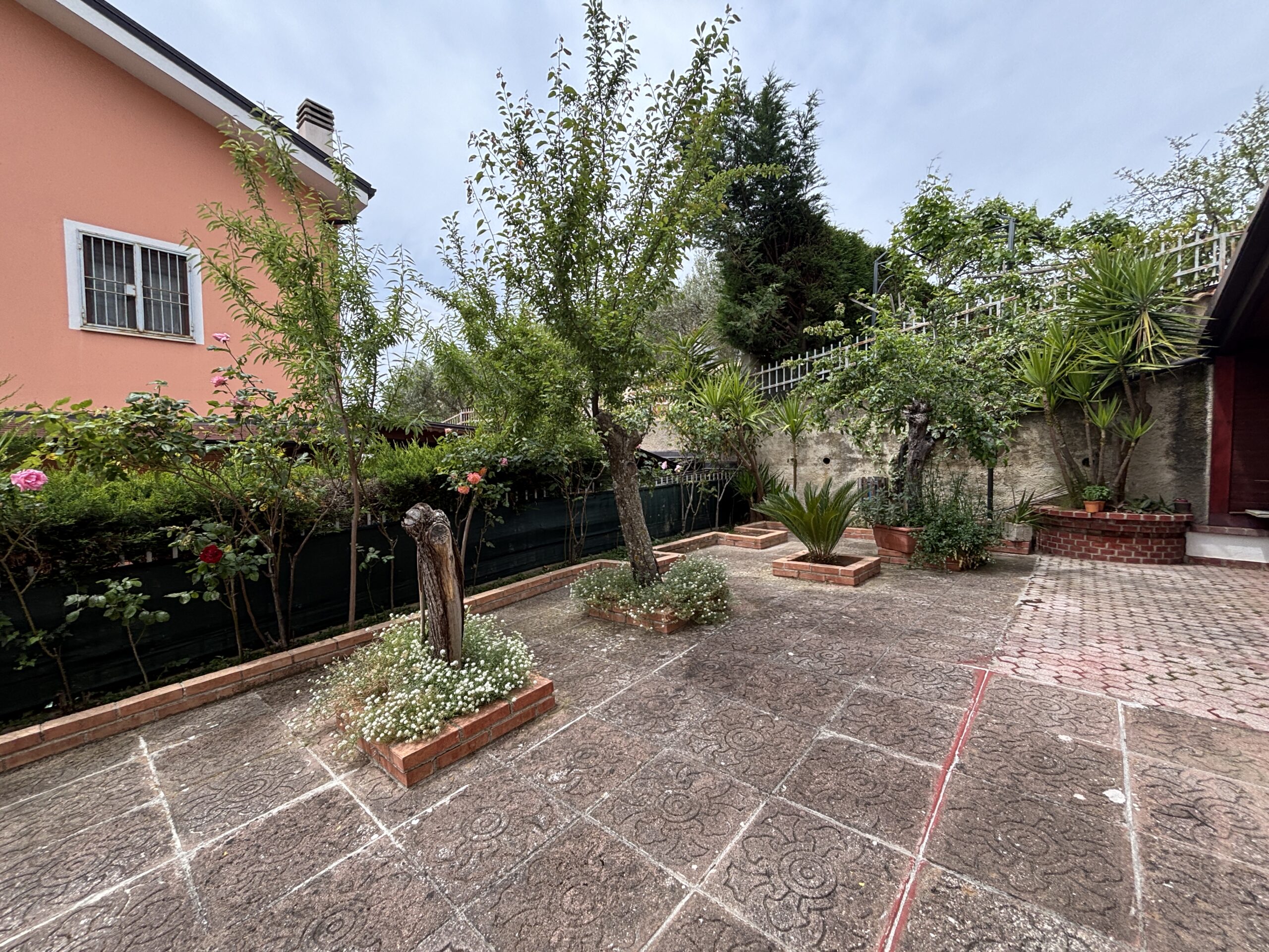 Ampia proprietà, con giardino e arredi di alta qualità