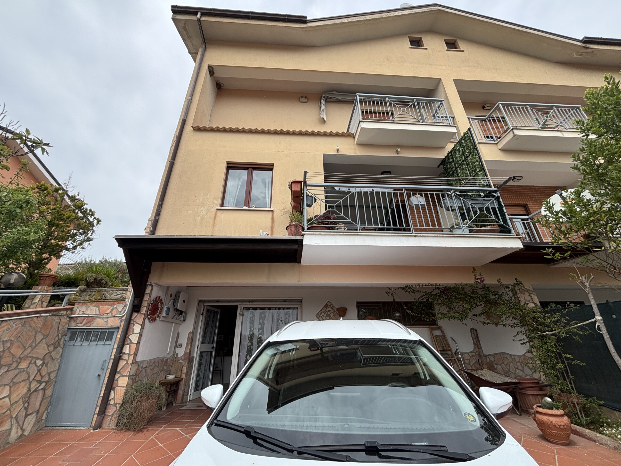 Ampia proprietà, con giardino e arredi di alta qualità