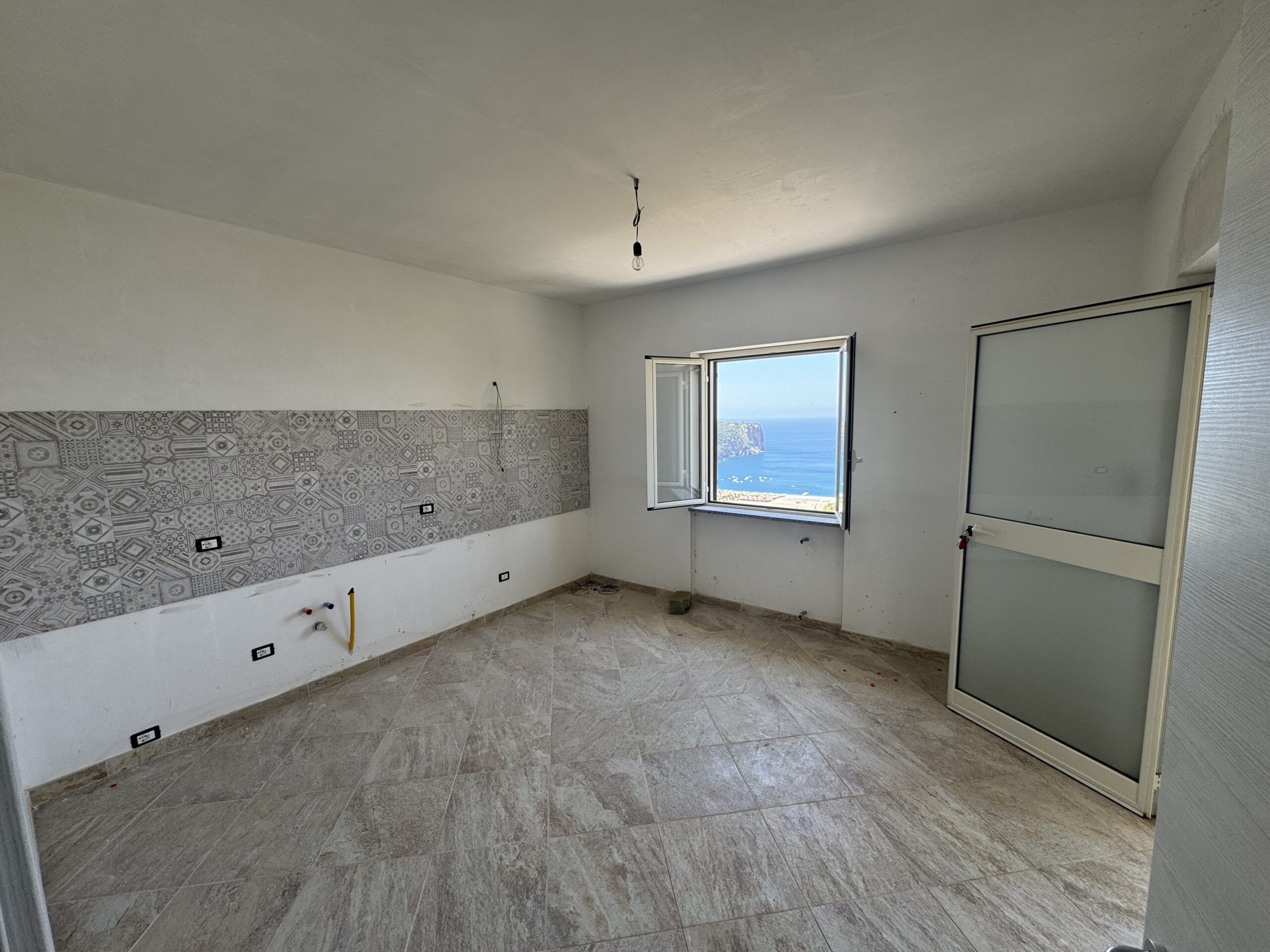 A flat with a view of the Tyrrhenian Sea and the island of Dino