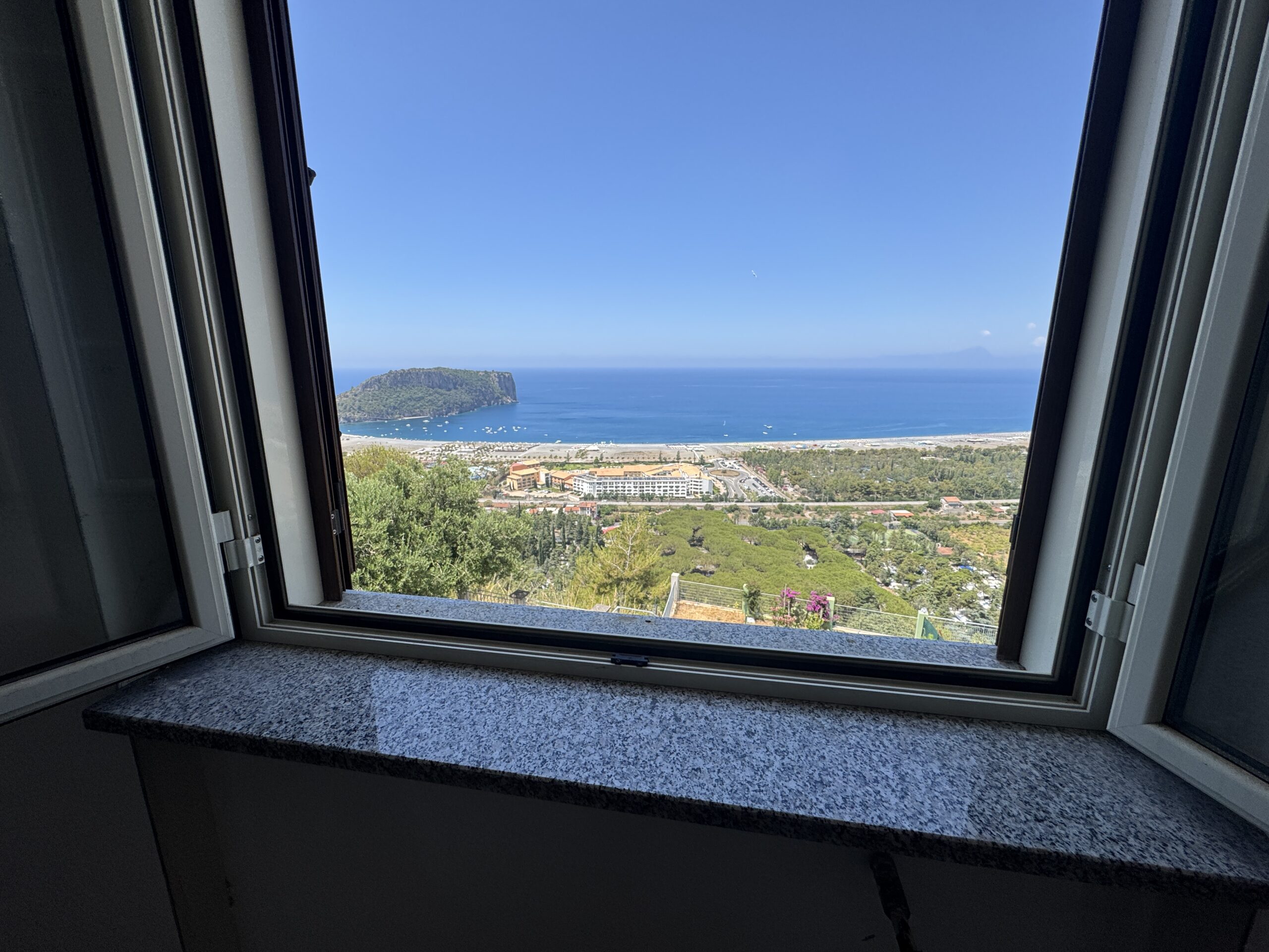 A flat with a view of the Tyrrhenian Sea and the island of Dino