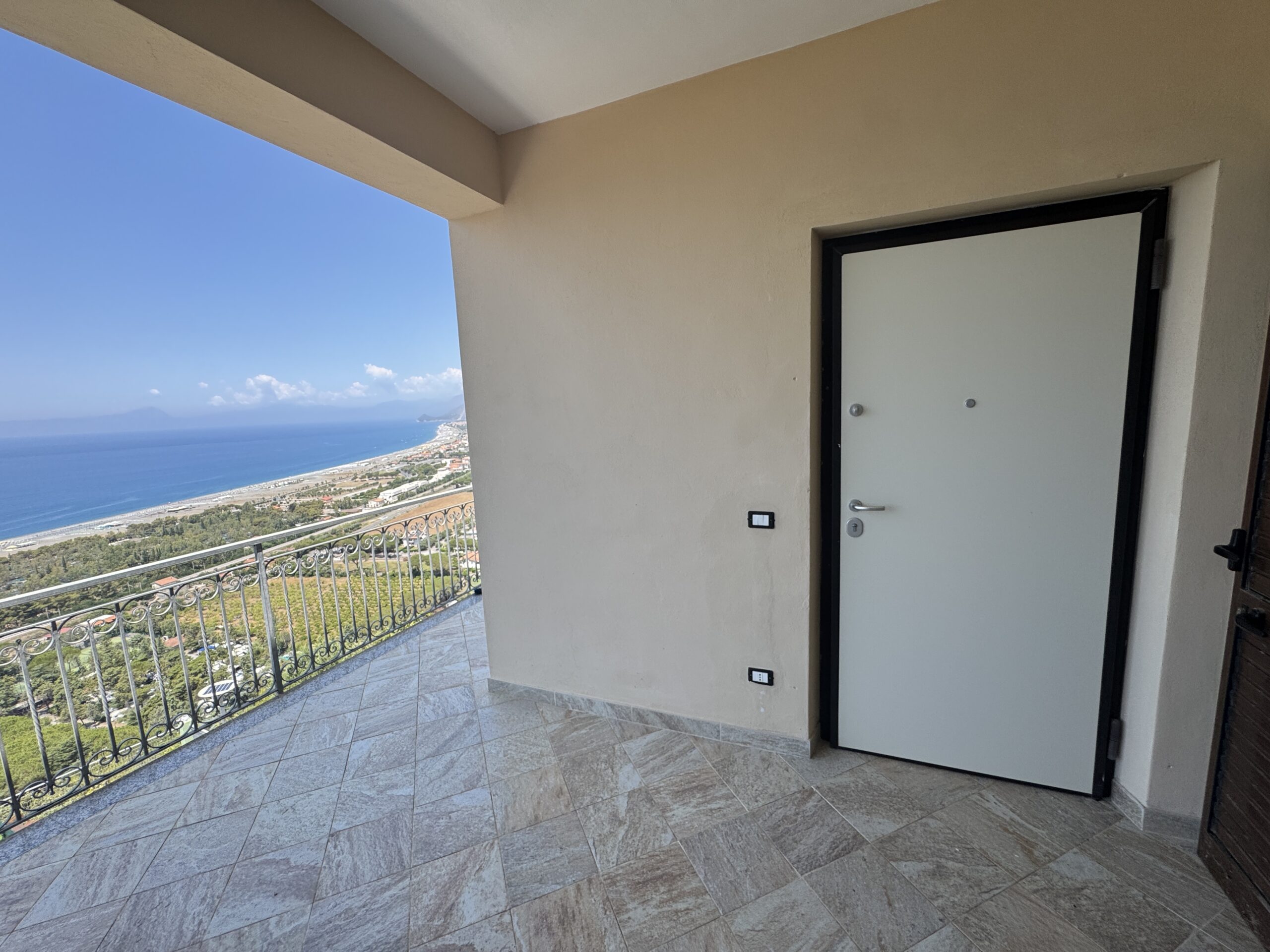 A flat with a view of the Tyrrhenian Sea and the island of Dino