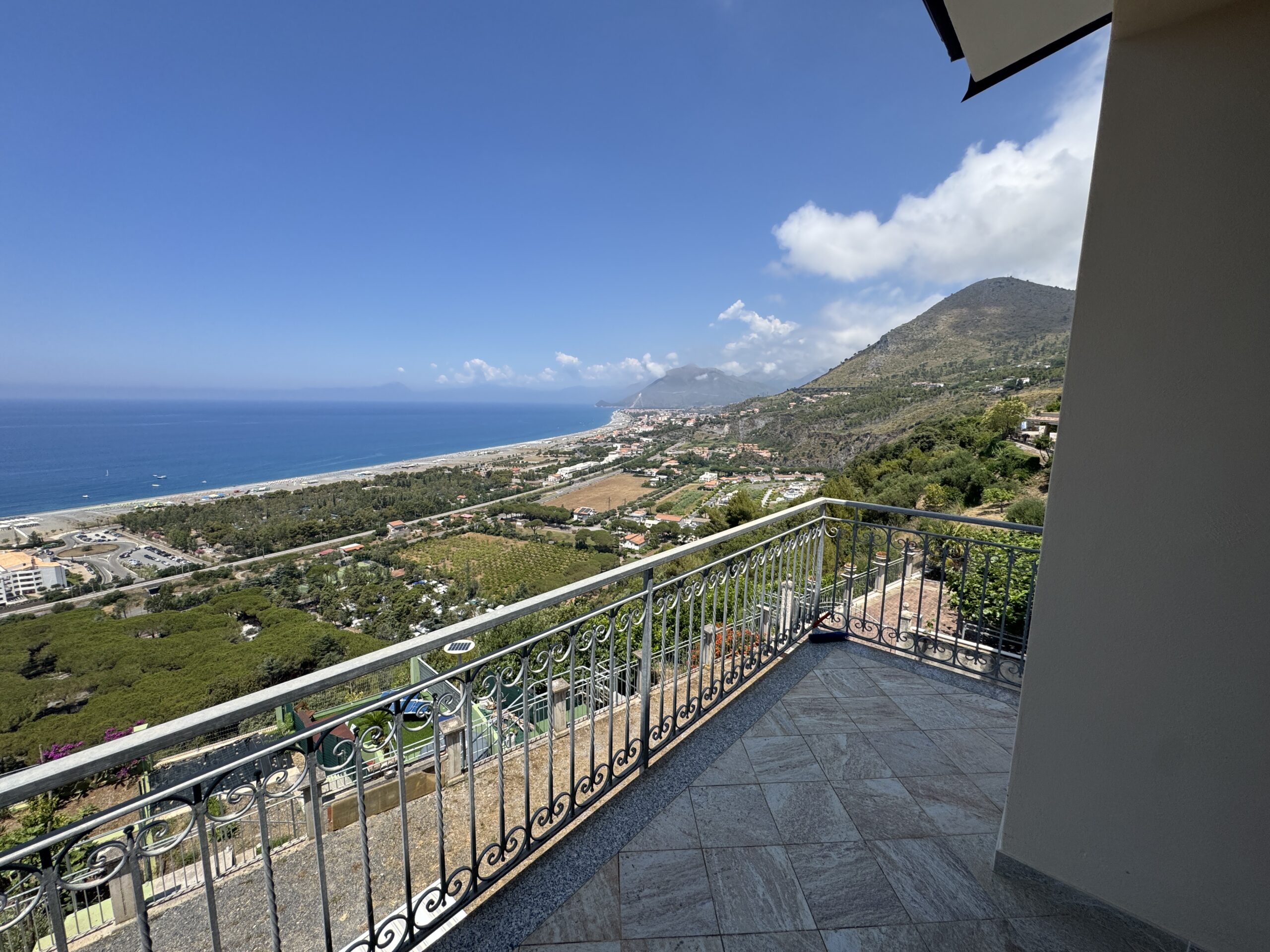 A flat with a view of the Tyrrhenian Sea and the island of Dino