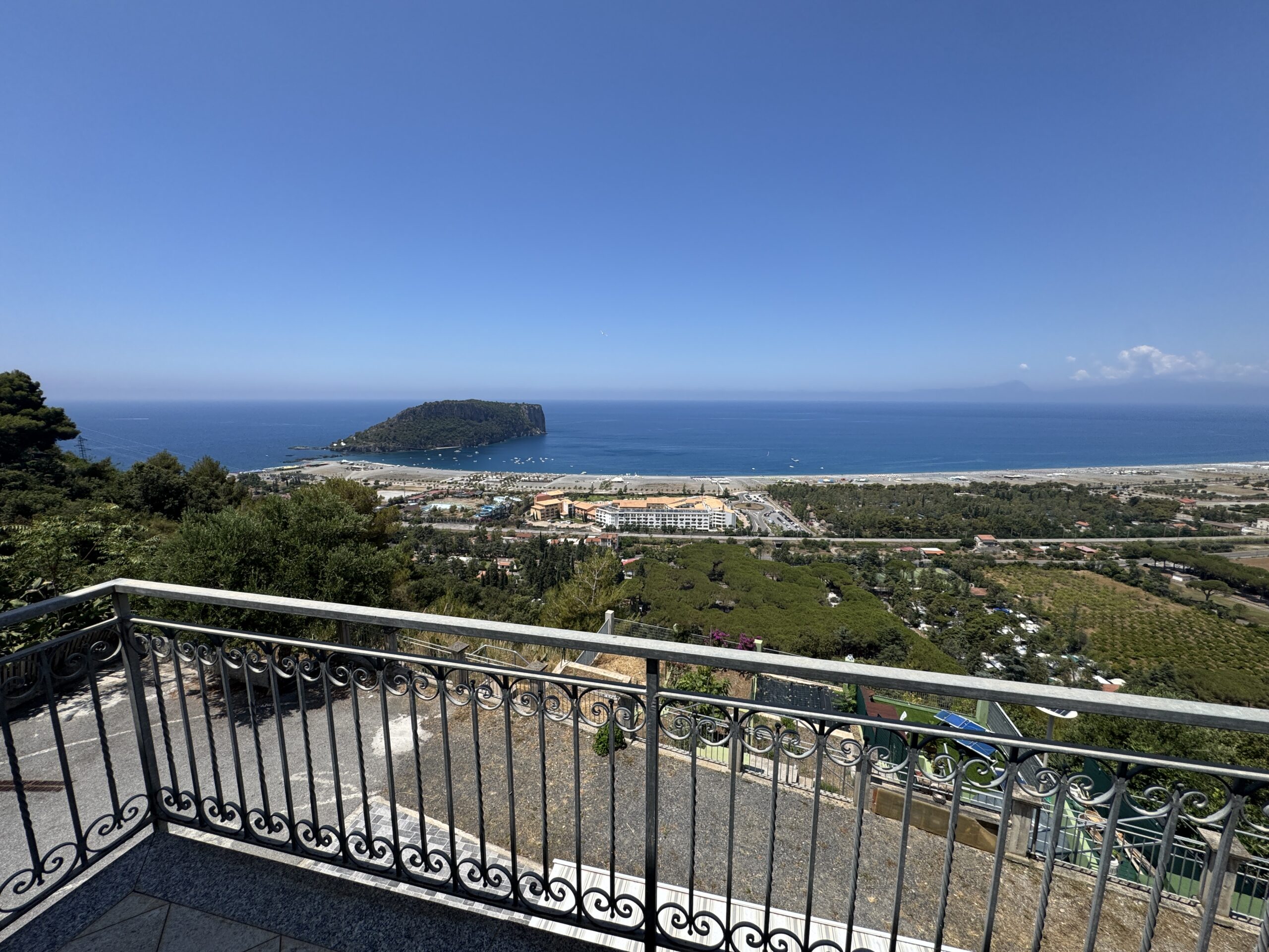 A flat with a view of the Tyrrhenian Sea and the island of Dino