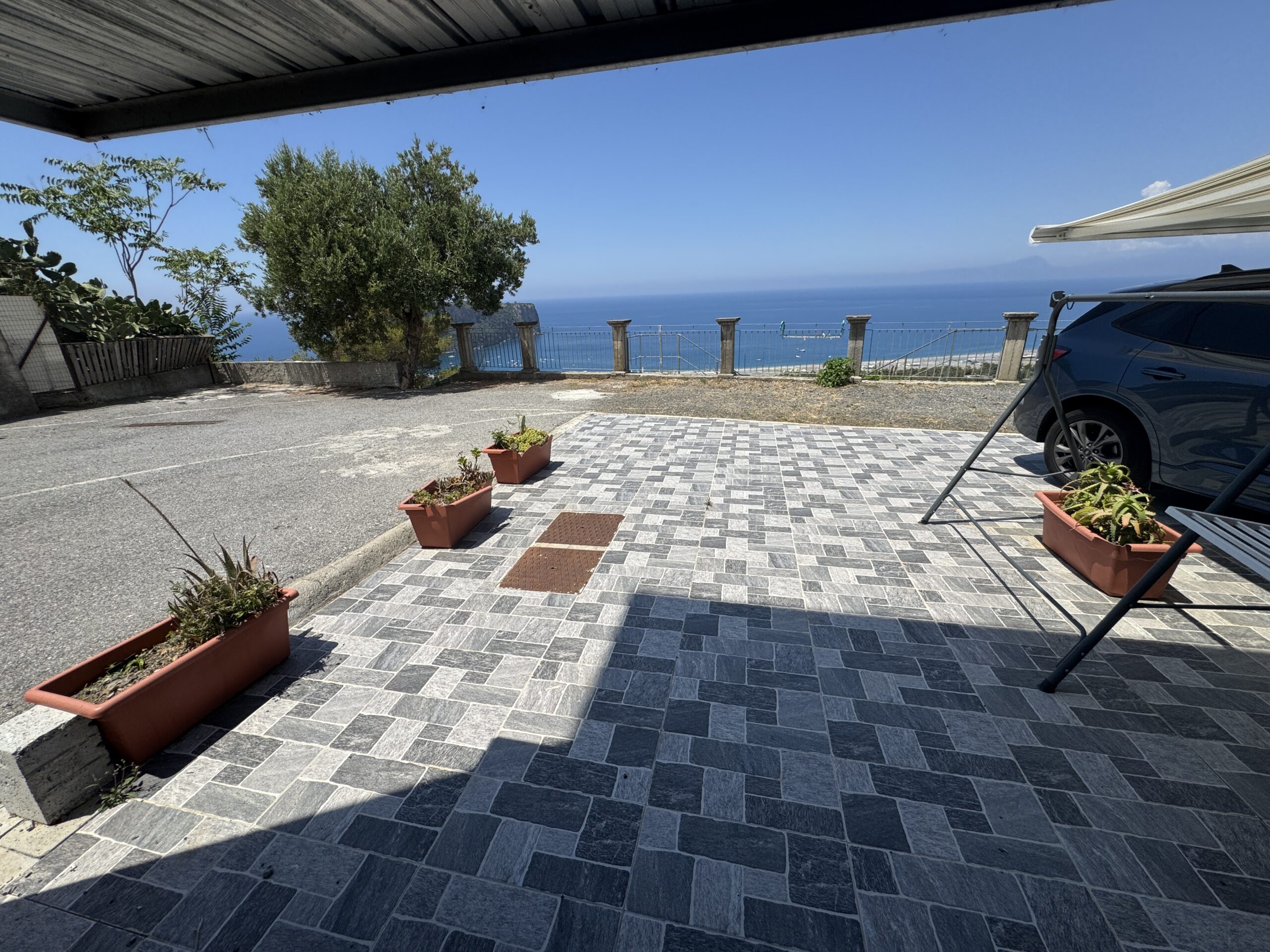 A flat with a view of the Tyrrhenian Sea and the island of Dino