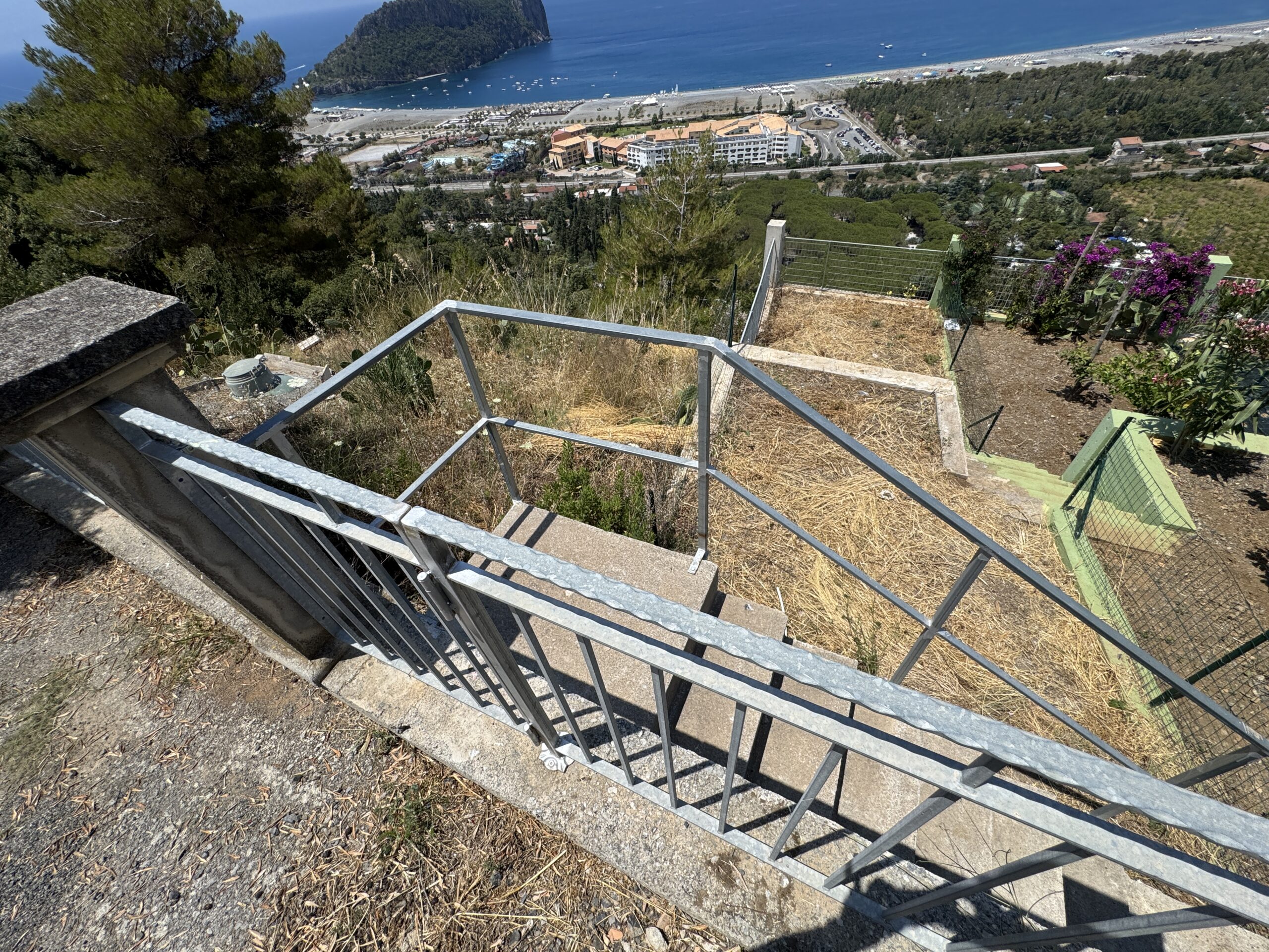 A flat with a view of the Tyrrhenian Sea and the island of Dino