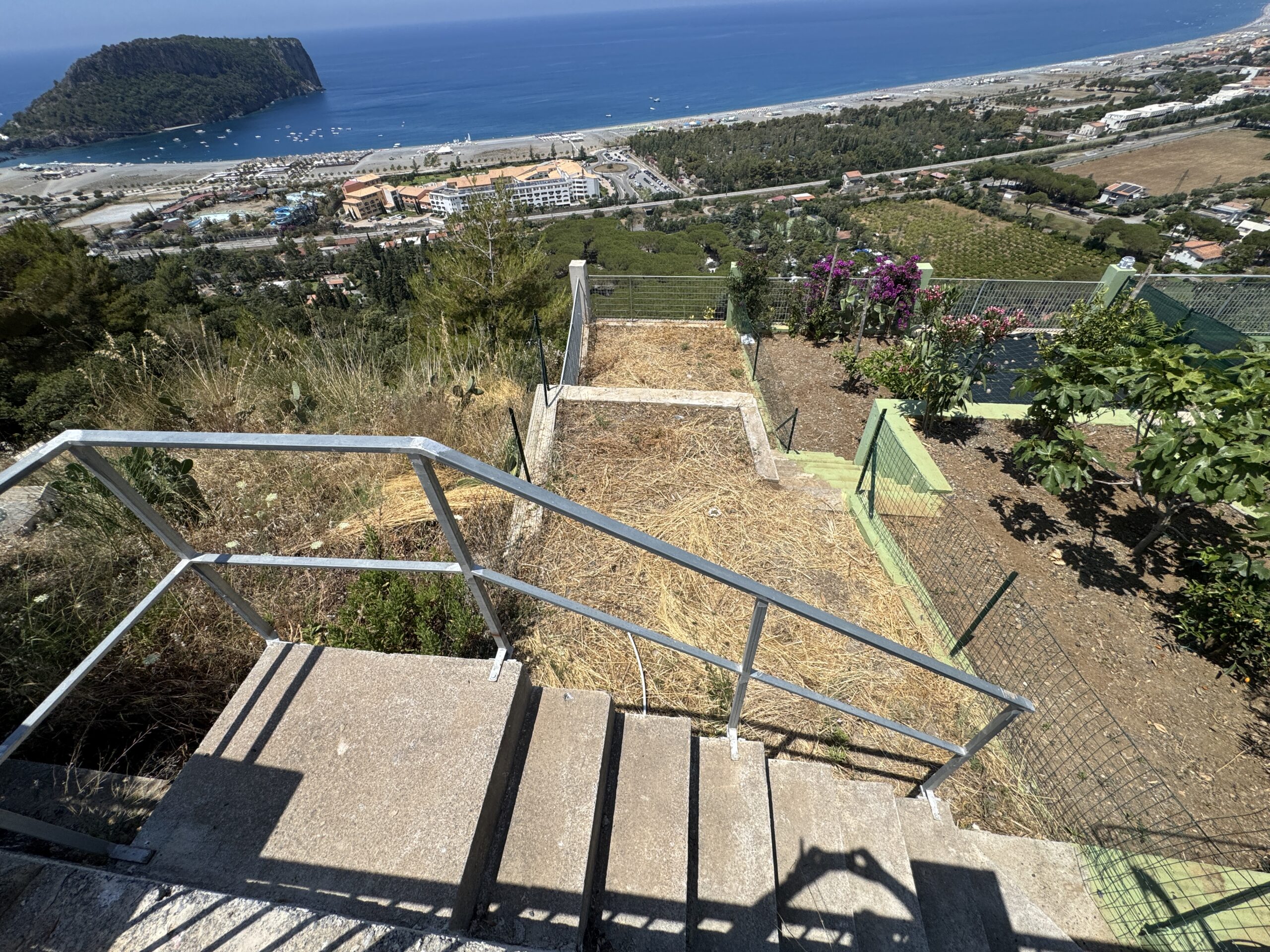 A flat with a view of the Tyrrhenian Sea and the island of Dino
