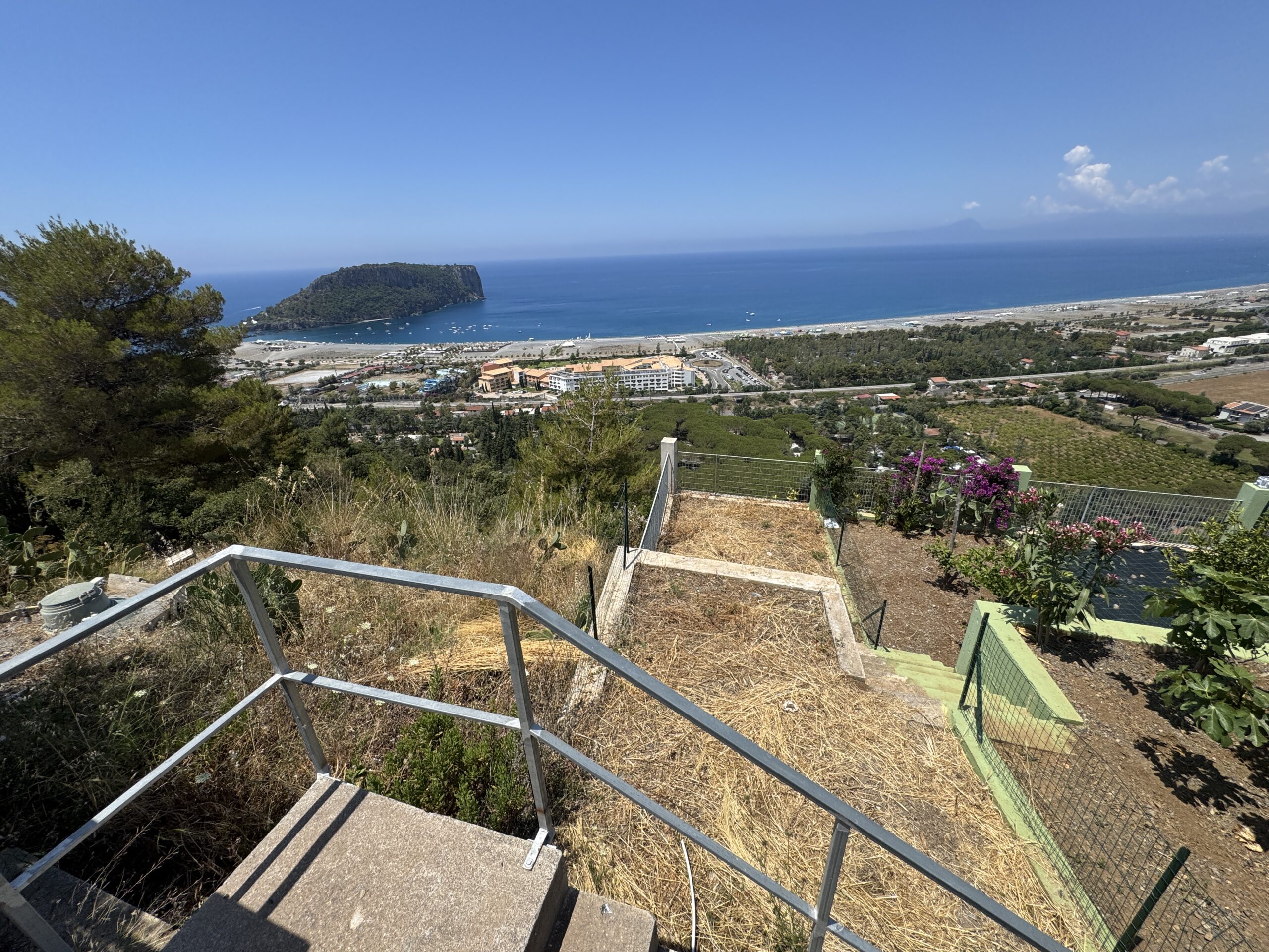 A flat with a view of the Tyrrhenian Sea and the island of Dino