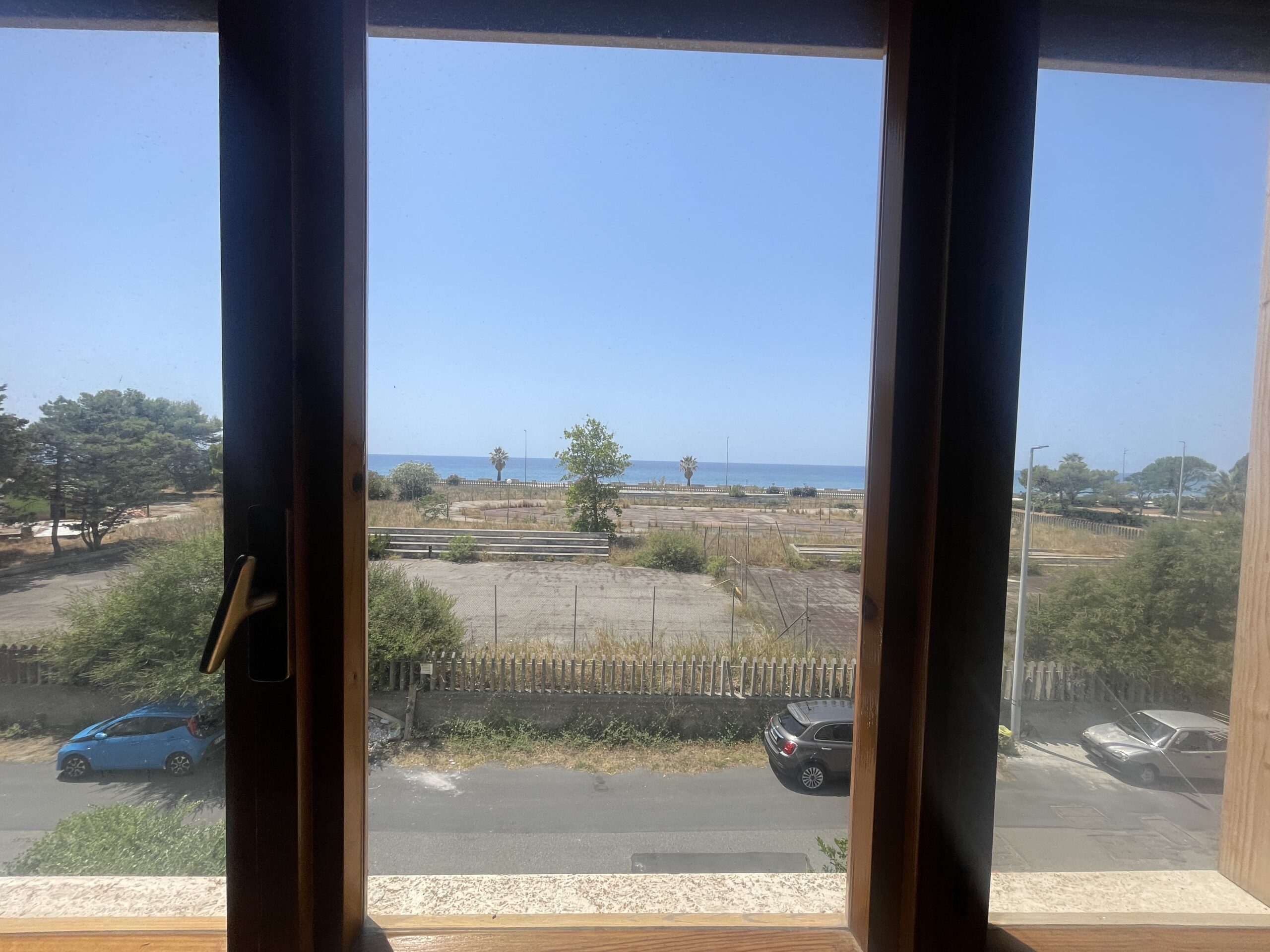 A flat on the second floor with a sea view in Torremezzo