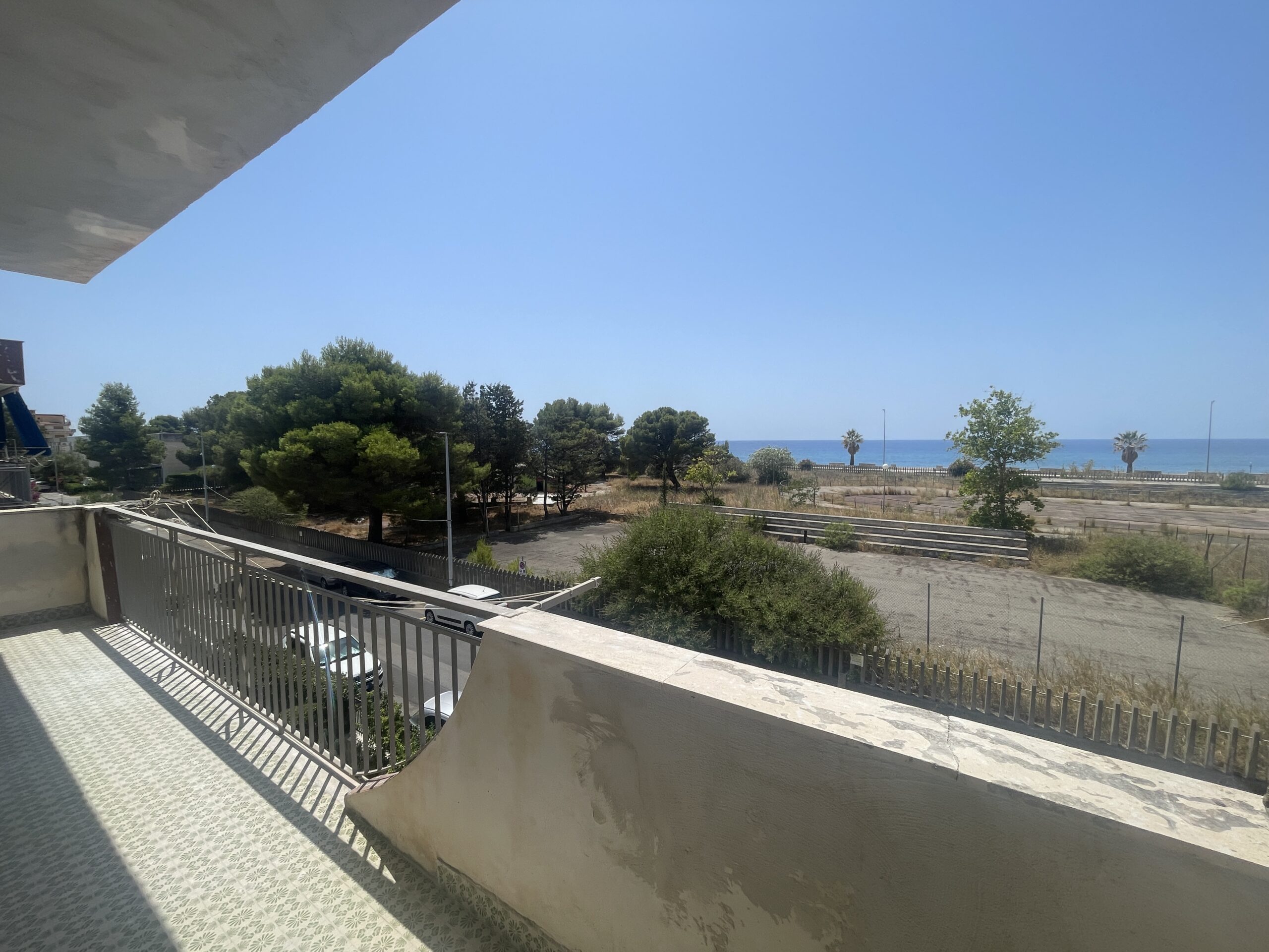 A flat on the second floor with a sea view in Torremezzo