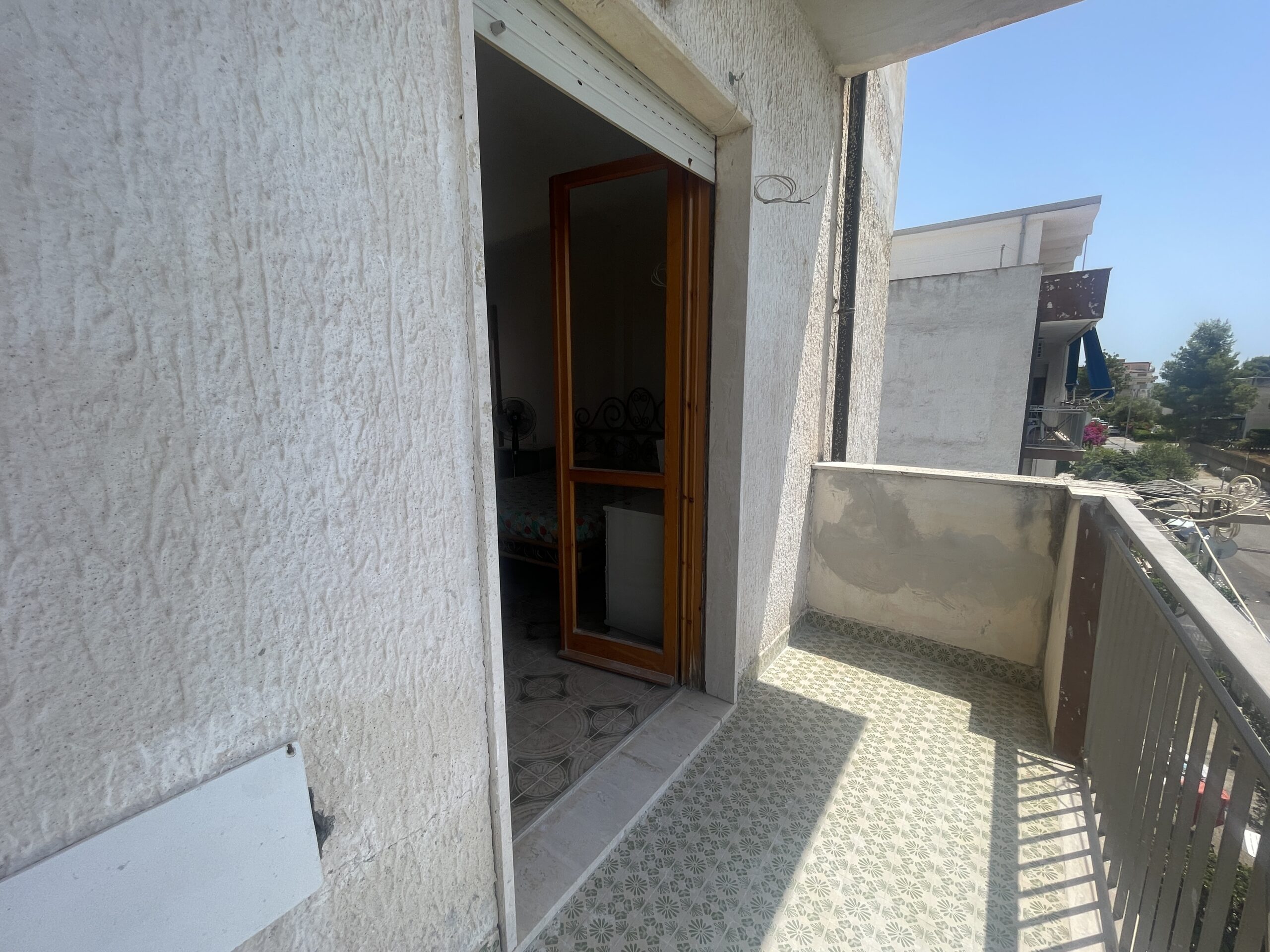 A flat on the second floor with a sea view in Torremezzo