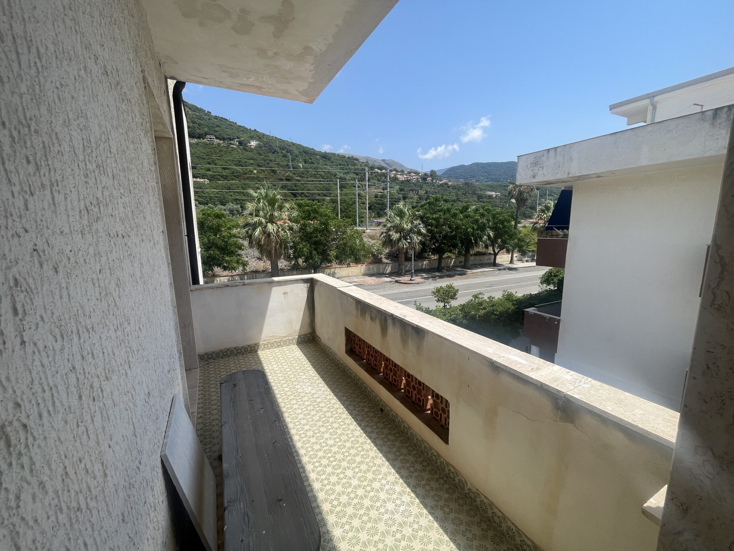 A flat on the second floor with a sea view in Torremezzo