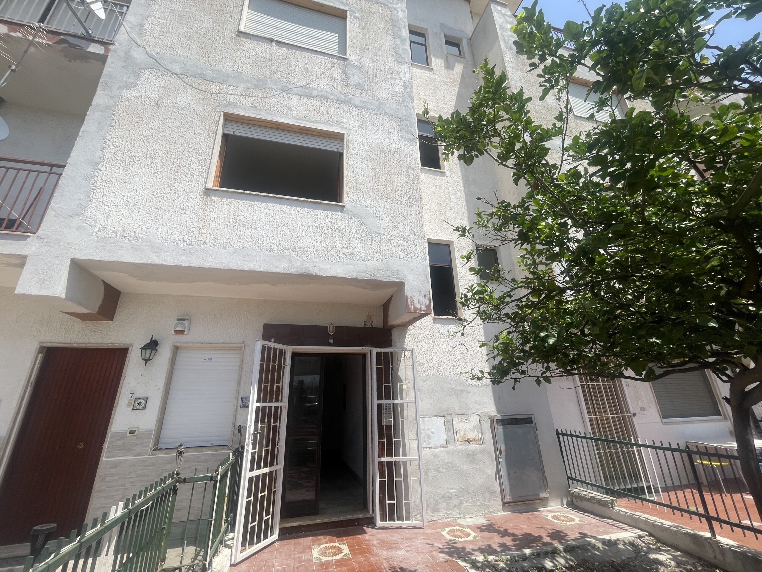 A flat on the second floor with a sea view in Torremezzo