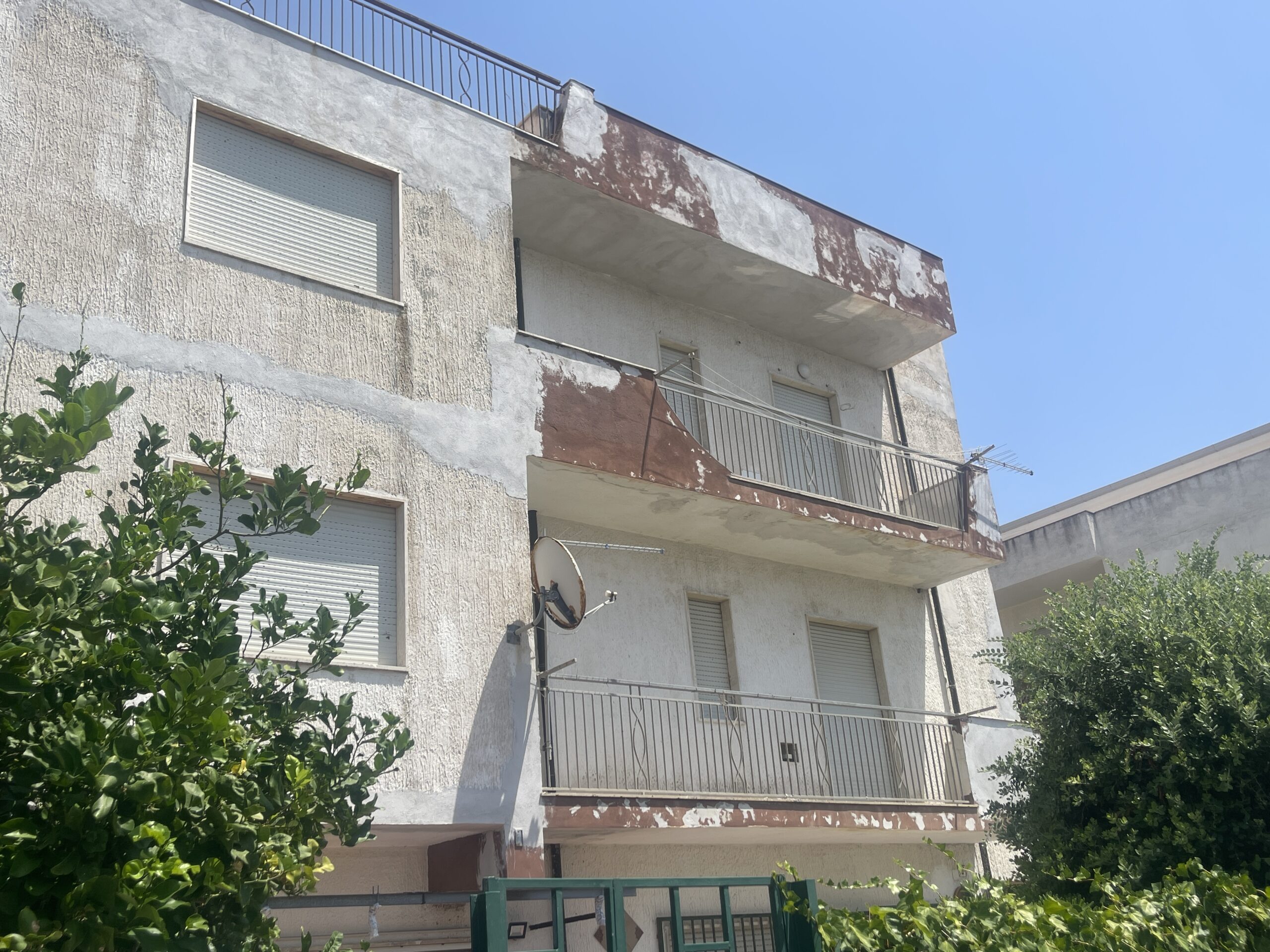 A flat on the second floor with a sea view in Torremezzo